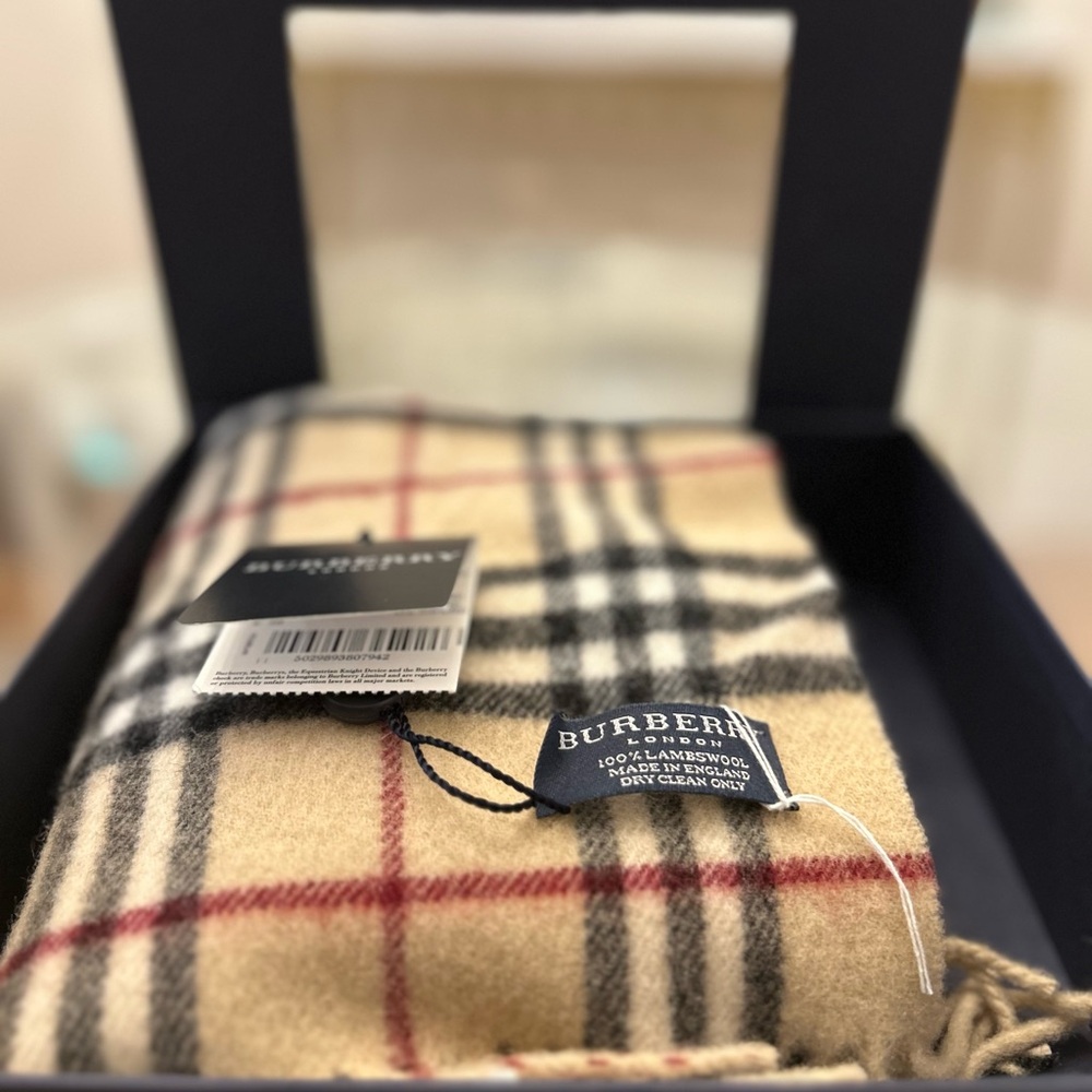 Burberry NWT & box Classic Beige and Black Novacheck Scarf